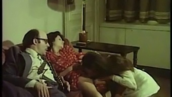 Esposa Afeitada, Secretaria