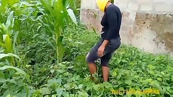 Profesora De Agricultura Visita El Cornfield De Un Estudiante Y Es Seducida Por Un Universitario