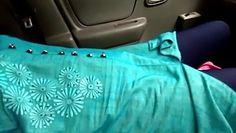 Pertemuan Di Luar Ruangan Yang Berisiko Dengan Ibu Tiri Di Dalam Mobil