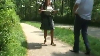 Nederlandse Cougar Geniet Van Anale Buitenseks In Het Bos