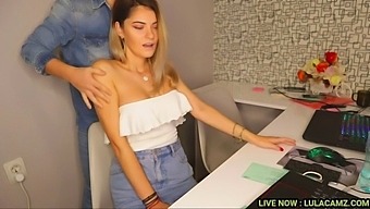 Encuentro Caliente En La Oficina Con Una Secretaria Seductora Y Un Masaje Travieso