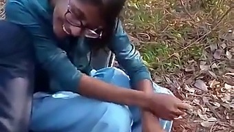 Profesora De Escuela Desi Se Involucra En Actividades Sexuales Con Sus Estudiantes En El Bosque Para Obtener Ganancias Financieras