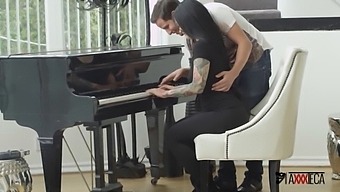 Jack Escobar, Tutora Mexicana De Piano, Aprovecha La Oportunidad Y Le Brinda A Katrina Jade Una Experiencia Inolvidable!