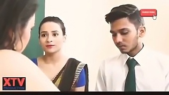 Profesora Y Estudiante Indias Exploran El Placer Juntas