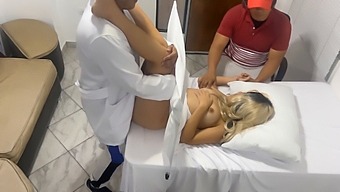 Mijn Vrouw Ondergaat Een Gynaecologisch Onderzoek Terwijl Een Dokter Intiem Met Haar Wordt, En Ze Geniet Ervan