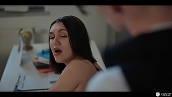 ¡mira A Esta Caliente Profesora Helada A Tiempo Siendo Follada Por Un Estudiante Mimado! ¡te Encantará Verla Disfrutar!