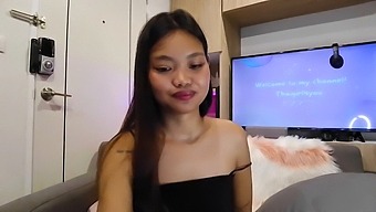 Abby2634 Tantalizes With A Wet Pussy Reveal On Webcam