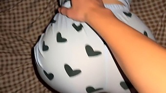 ¡mira Cómo La Hermanastra Es Follada Por Detrás En Pijama Y Grabada! ¡te Encantará Verla Gemir De Placer!