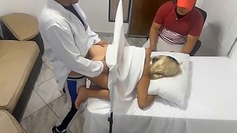 Esposa Infiel Es Seducida Por Un Médico Pervertido En Una Consulta Médica Caliente