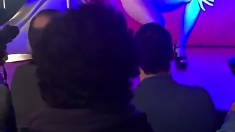 Una Celebración Caliente De Masturbación Pública