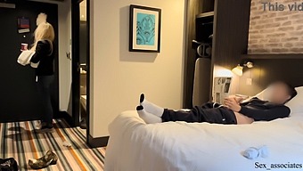 Exhibitionist Wordt Betrapt Op Aftrekken In Het Openbaar En Krijgt Hulp Van Een Hotelmeid