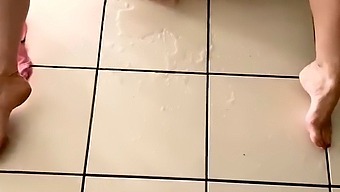 Joven Y Hermosa Chica Se Entrega Al Auto-Placer, Eyaculando Profusamente En Su Sala De Estar