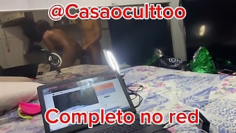 Un Hombre Graba Y Ordena Con Su Esposa