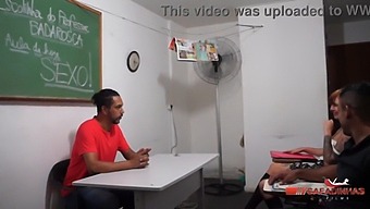 La Traviesa Estudiante Y Su Profesor Se Involucran En Actividades Íntimas En Badaro.