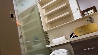 Gospodina Columbiană Celestealba Se Bucură De O Plimbare Sălbatică Cu Un Intrus Bine Dotat Care Îi Satisface Dorințele Sexuale