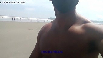 Muchos Chicos Trotando En La Playa Por La Mañana