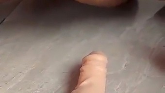 Fetița Cu Fundul Mare Ejaculează În Timpul Penetrării Cu Dildo Adânc