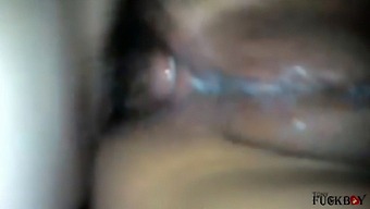 Vista De Cerca De Una Sexy Mujer Morena Siendo Llenada De Semen En Su Cama
