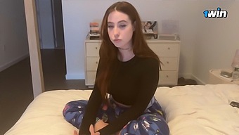 Hermosa Estudiante Universitaria Tiene Sexo Con Su Hermanastro Antes De La Clase.